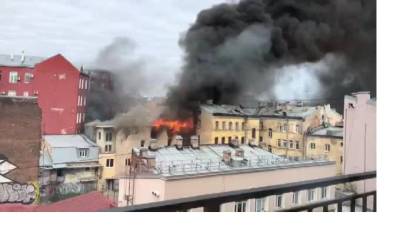 На Лиговском проспекте жилой дом тушат 50 спасателей - piter.tv - Санкт-Петербург