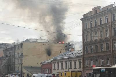 На Лиговском проспекте загорелась кровля жилого дома - spb.mk.ru - Санкт-Петербург - район Центральный, Санкт-Петербург