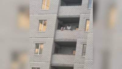 Кирпичом по голове. Опасное развлечение сняли на видео в Воронеже - vesti.ru - Россия - Воронеж