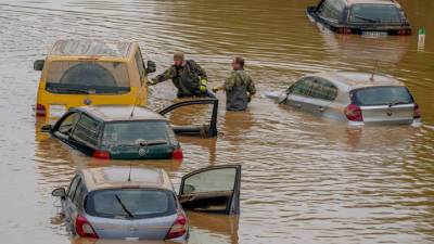 Дожди, грозы и град в Швейцарии: дороги размыло, авто ушли под воду - vesti.ru - Швейцария