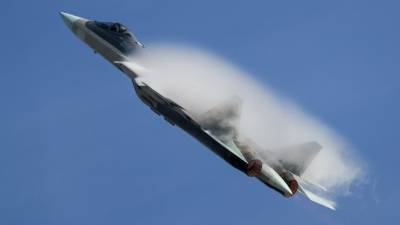 Видео: Летчик завис в воздухе на Су-57 в ходе летной программы на МАКС-2021 - 5-tv.ru - Россия