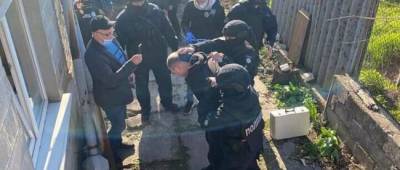 Хулигана из Мариуполя, громившего топором витрины магазина, посадили под домашний арест - w-n.com.ua - Мариуполь