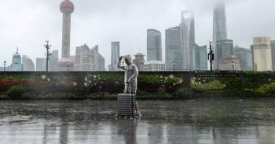На Шанхай налетел тайфун: улицы затоплены, авиарейсы отменены (ФОТО, ВИДЕО) - dsnews.ua - Китай - Украина - Шанхай
