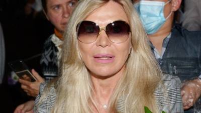 Валентин Юдашкин - Марина Юдашкина - «Афродита»: 62-летняя жена Валентина Юдашкина не стесняется своего тела - 5-tv.ru - Греция