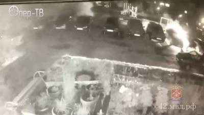 Появилось видео пожара в двух автомобилях в Новокузнецке - gazeta.a42.ru