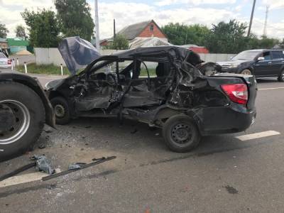 В Липецкой области «Гранта» влетела под грузовик. Пострадали три человека - lipetskmedia.ru - Липецкая обл.