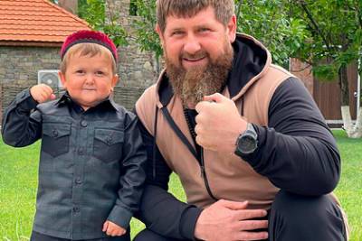 Рамзан Кадыров - Хасбулла Магомедов - Кадыров вступился за блогера-карлика Хасбика и подарил ему Mercedes - lenta.ru - респ. Чечня