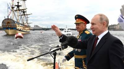 Владимир Путин - Читатели Daily Mail после парада ко Дню ВМФ выразили надежду, что РФ пощадит Британию - inforeactor.ru - Россия - Англия - Санкт-Петербург