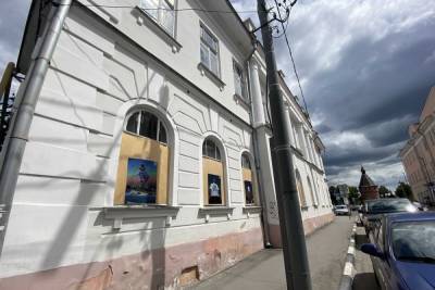Объект культурного наследия в Туле обклеили постерами - tula.mk.ru - Тула