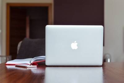 Марк Гурман - Apple намерена добавить систему Face ID на ноутбуки и компьютеры - mk.ru