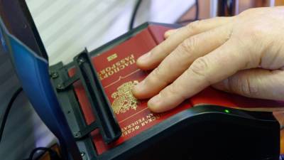 Владимир Груздев - Правительство одобрило изъятие загранпаспортов у должников - svoboda.org - Россия