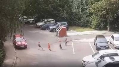 Появилось видео бегства мальчиков из детского сада на юго-западе Москвы - vm.ru - Москва