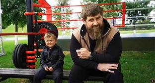 Рамзан Кадыров - Тумсо Абдурахманов - Артур Бетербиев - Дорогой подарок Кадырова дагестанскому блогеру вызвал критику в соцсети - kavkaz-uzel.eu - респ. Чечня