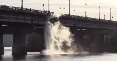 Мост Патона в Киеве "прорвало" четвертый раз за месяц (видео) - focus.ua - Украина - Киев
