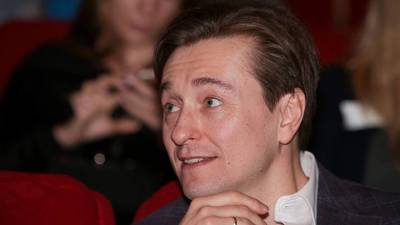 Сергей Безруков - Сергей Безруков опубликовал фотографию с новорожденным сыном и супругой - vm.ru