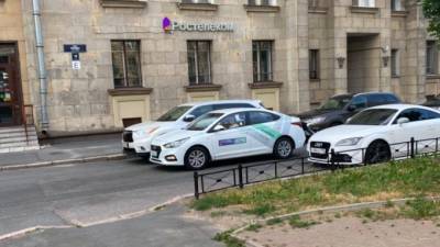 Женщина на каршеринге "Делимобиль" скрылась после тройного ДТП на улице Победы - piter.tv - Санкт-Петербург
