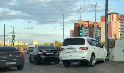 В Тюмени на Чаркова дорогой внедорожник врезался в машину и вылетел в столб - nashgorod.ru - Ханты-Мансийск - Тюмень