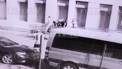 Нападение на охранника "Пятерочки" на проспекте Художников попало на видео - piter.tv - Нападение