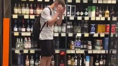 В Киеве тиктокер хотел снять видео и разбил в магазине бутылку виски за 7,5 тыс. долларов (видео) - sharij.net - Киев - Печерск - район Печерский