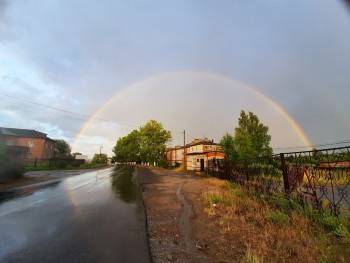 Огромная яркая радуга после дождя порадовала жителей Грязовца - vologda-poisk.ru - район Грязовецкий