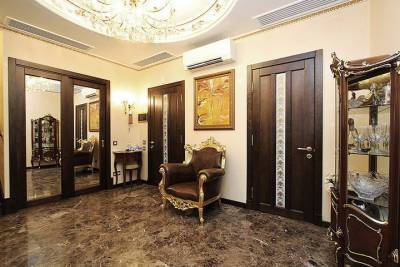 Квартира с декором «под золото» продается в центре Новосибирска за 45 млн рублей - novos.mk.ru - Новосибирск