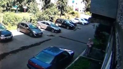 Пенсионерка на лету поймала выпавшего из окна мальчика - vesti.ru