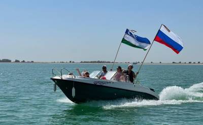 В Узбекистане энтузиасты отметили День военно-морского флота России парадом катеров. Видео - podrobno.uz - Россия - Узбекистан - Ташкент