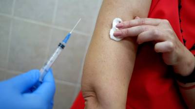 В ЕС от COVID-19 привиты хотя бы одной дозой вакцины 70% взрослых - russian.rt.com - деревня Ляйен Заявила