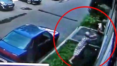 В Кузбассе женщина спасла жизнь выпавшему из окна малышу (видео) - tvc.ru