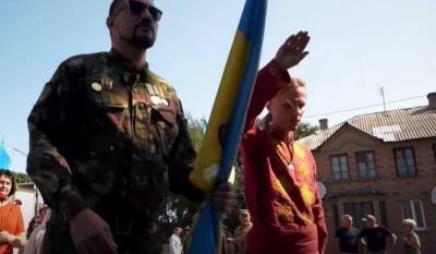 Анатолий Шарий - В Лисичанске местные власти опубликовали в Facebook сюжет с зигованием (видео) - sharij.net - Украина - Лисичанск