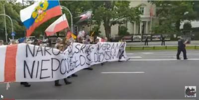 «Зелёные человечки Володи уже в Польше»: поляки протестовали против США с флагом РФ - eadaily.com - Россия - США - Польша