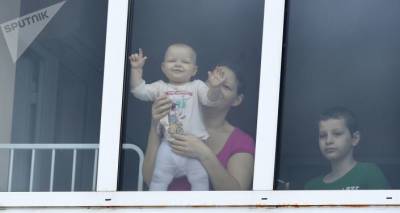 Пенсионерка из Новокузнецка поймала выпавшего из окна младенца - видео - ru.armeniasputnik.am - Россия - Армения