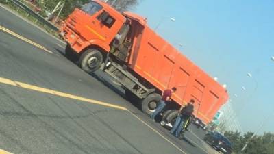 Мужчина на самокате врезался в самосвал во Всеволожском районе Ленобласти - piter.tv - Ленинградская обл. - Санкт-Петербург - р-н Всеволожский - Всеволожск