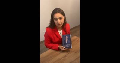 Владимир Зеленский - Владимир Путин - Дмитрий Песков - Юлия Мендель - "Коллеге": Юлия Мендель отправила свою книгу пресс-секретарю Путина Дмитрию Пескову (видео) - focus.ua - Россия - Украина