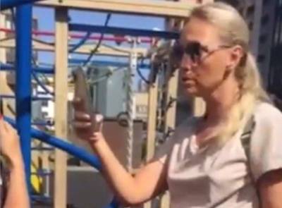 Вера Брежнева - Наталья Водянова - «Мычит и кричит»: петербурженка потребовала выставить с дворовой площадки детей с особенностями - bloknot.ru - Санкт-Петербург