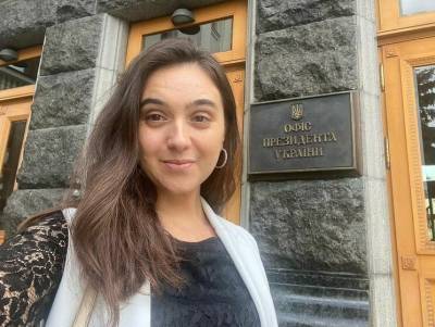 Владимир Зеленский - Дмитрий Песков - Юлия Мендель - Сергей Никифоров - Михаил Подоляк - "Почему бы коллеге не почитать на досуге". Мендель отправила свою книжку Пескову - gordonua.com - Украина