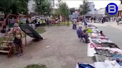 В Новосибирске пенсионеры оккупировали детскую площадку и устроили на ней рынок - vesti.ru - Новосибирск
