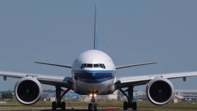 Пассажирский Boeing 737 экстренно сел в Симферополе из-за неполадок с двигателем - vm.ru - Крым - Симферополь