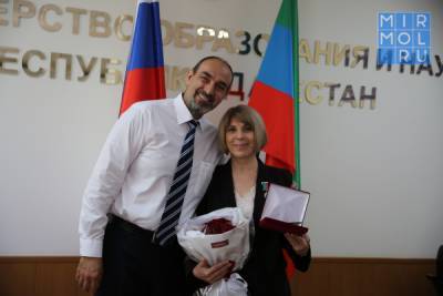 Яхья Бучаев наградил заслуженных работников образования Дагестана - mirmol.ru - Махачкала - респ. Дагестан