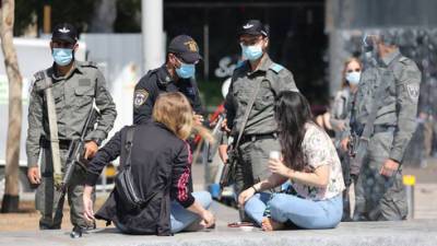 Нафтали Беннет - Лишь 30 штрафов в день: как полиция следит за выполнением указаний минздрава - vesty.co.il - Израиль - Тель-Авив - Иерусалим