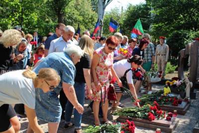 В Горловке и Шахтерске почтили память погибших при обстреле жителей - mk.ru - ДНР - Горловка - Шахтерск