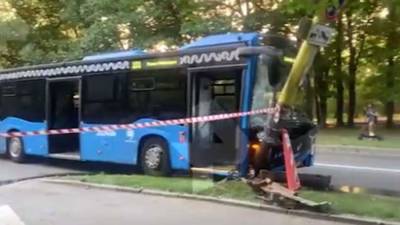 Источник назвал вероятную причину аварии с автобусом в Москве - iz.ru - Москва - Израиль