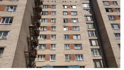 На улице Партизана Германа голый петербуржец отшлёпал припаркованные машины - piter.tv