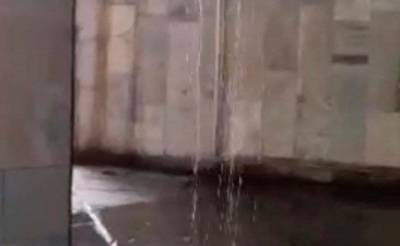 Я не я и хата не моя. В ташкентском метро прокомментировали водопад с потолка перехода возле станции "Буюк Ипак Йули" - podrobno.uz - Узбекистан - Ташкент
