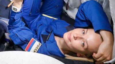 Клим Шипенко - Антон Шкаплеров - Юлия Пересильд - Юлия Пересильд показала фото в скафандре во время подготовки к съемкам первого фильма в космосе - 5-tv.ru - Россия