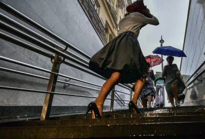 «Желтый» уровень погодной опасности объявлен в Москве из-за грозы - vm.ru - Москва - Россия - Московская обл.