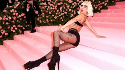 Леди Гага - Снова за старое? Леди Гага вышла на улицу в обуви на 30-сантиметровых каблуках - 5-tv.ru - Нью-Йорк