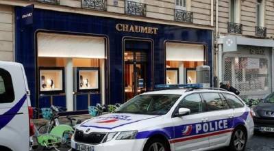 В центре Парижа мужчина на электросамокате ограбил ювелирный магазин - enovosty.com - Париж