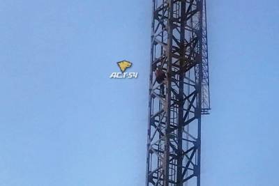 Мужчина залез на башенный кран и требовал вызвать полицию в Новосибирске - novos.mk.ru - Новосибирск