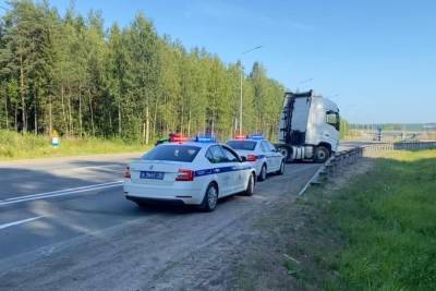 Пожилой водитель тягача въехал в металлическое ограждение в Карелии - karel.mk.ru - Петрозаводск - республика Карелия